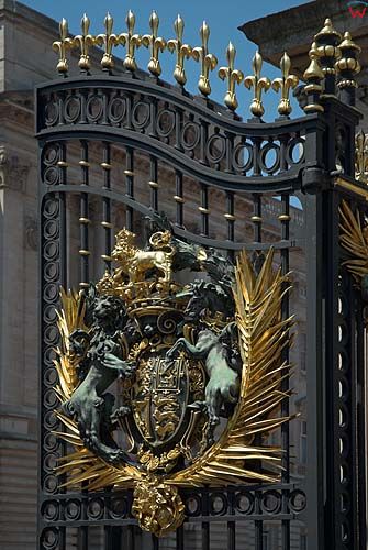 Londyn. Herbarz na bramie Pałacu Buckingham.